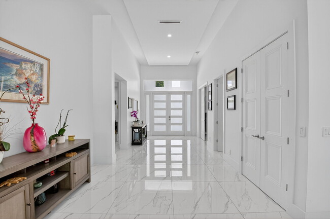 Building Photo - 711 NE 6th St