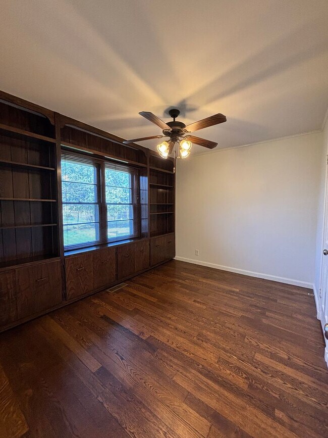 Building Photo - Perfect and Updated Rental close to TU!