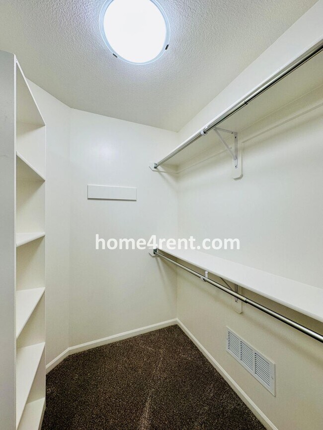 Building Photo - Nearly New Luxury Home in Blue Valley Schools!