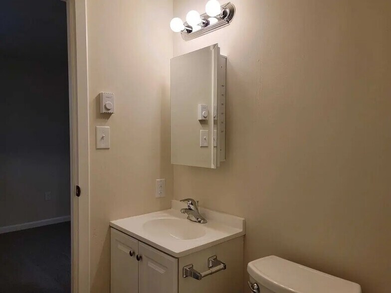 Building Photo - 675 E Main St