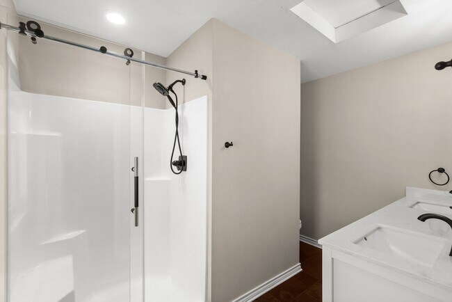 Building Photo - Welcome to your dream home in the picturesque Westridge neighborhood