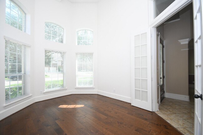 Building Photo - 606 Whitney Oaks Ln