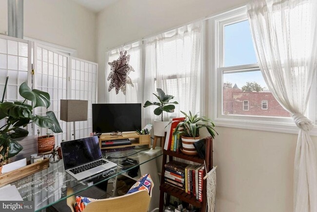 Building Photo - 1116 Monroe St NW