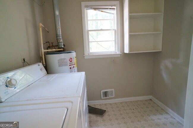 Building Photo - 435 S Barnett Shoals Rd