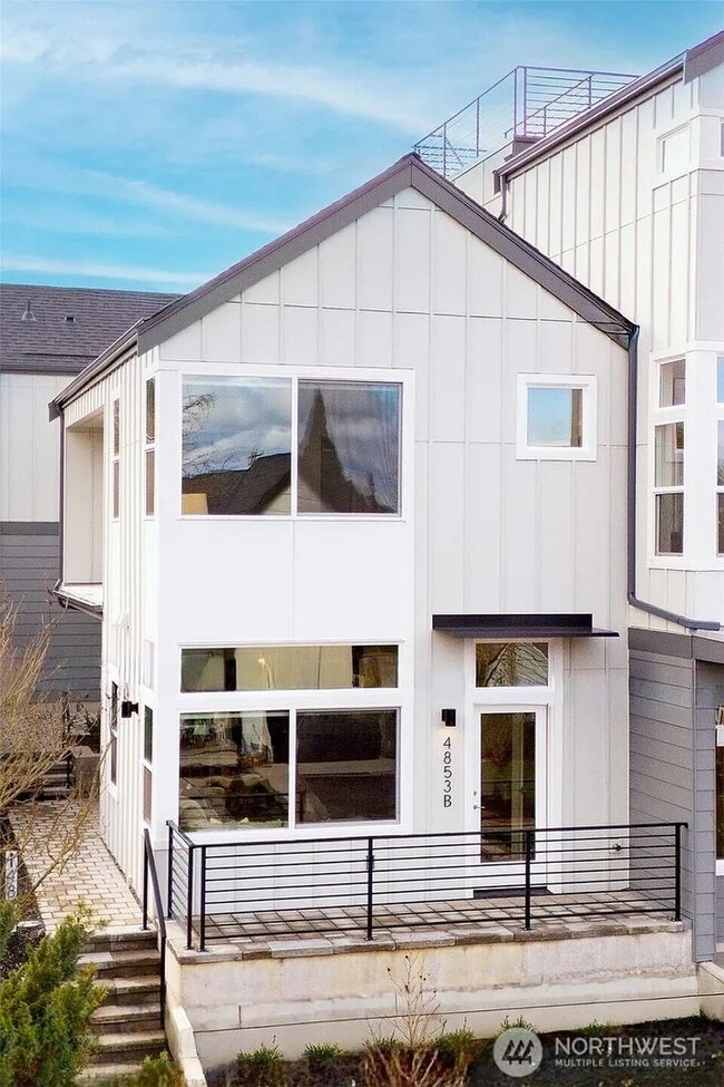 Building Photo - Seward Park Modern 2-Bedroom Home