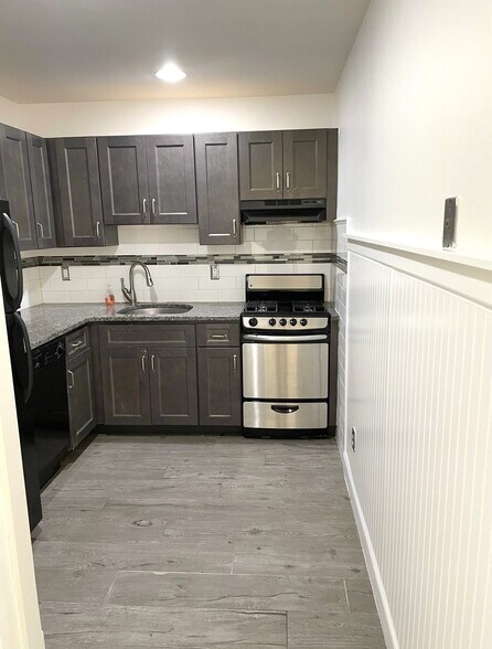 Primary Photo - 176 Hackensack St