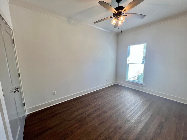Building Photo - Spacious Two Bedroom Townhouse off Jefferson Hwy