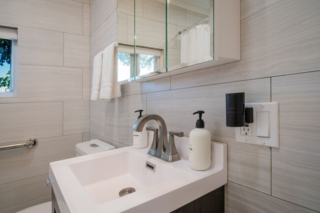 Building Photo - 525 Circle Dr