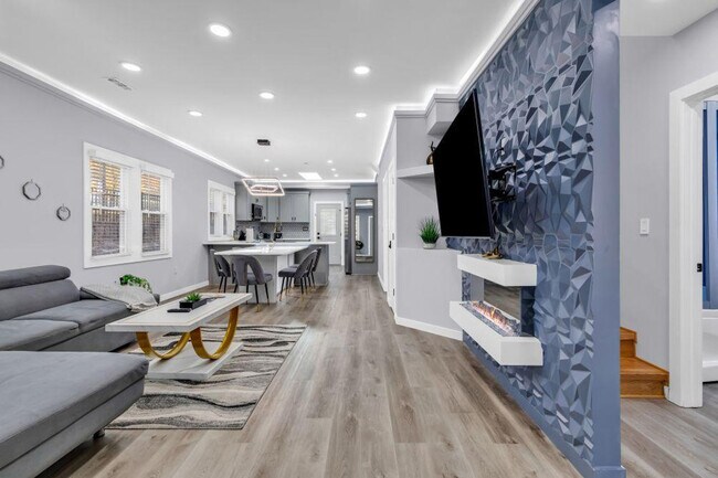 Building Photo - 830 Parkwood Ave