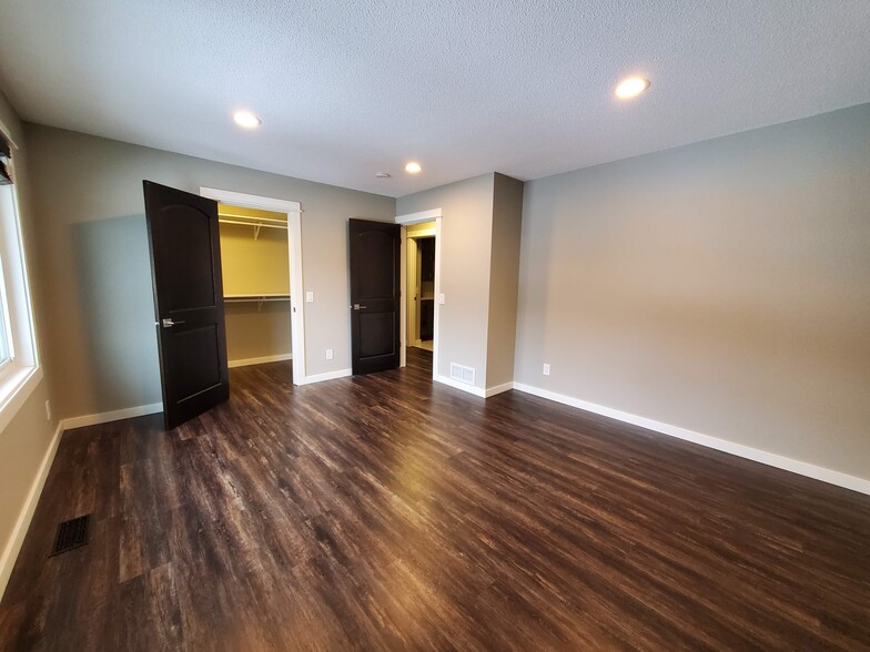 Large master bedroom with walk-in closet. - 2525 Cedar Hills Drive