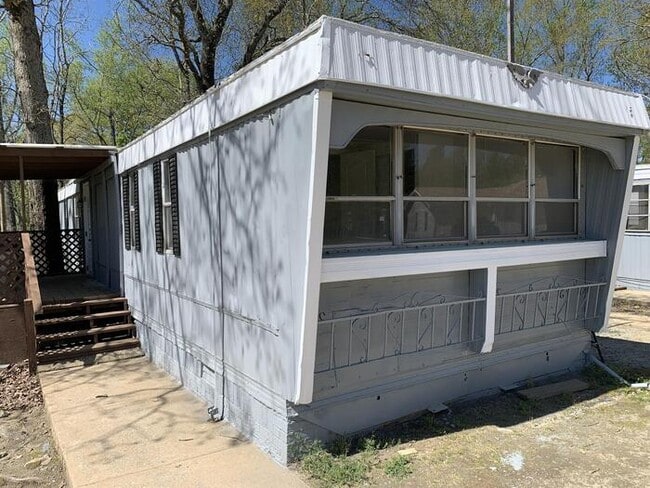 Building Photo - 296 S Burson Ave