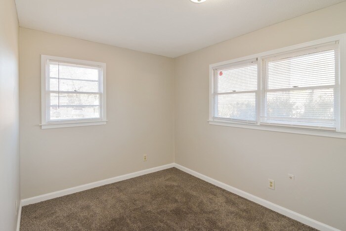 Building Photo - 1122 Oates Rd