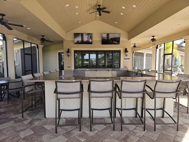 Building Photo - 758 SE Courances Dr