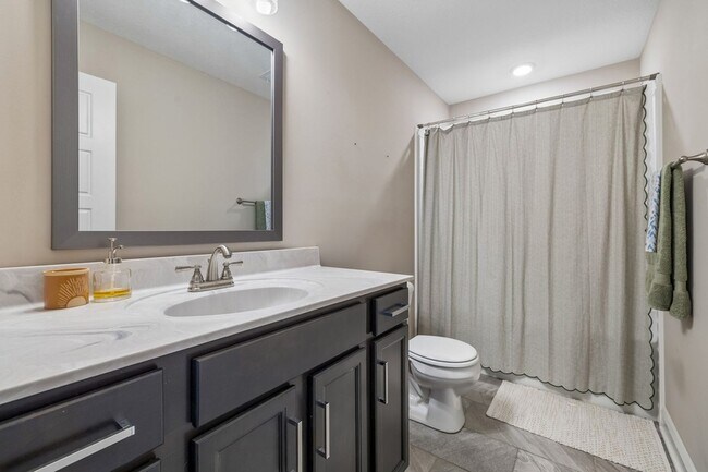 Building Photo - 833 Lutz Ln