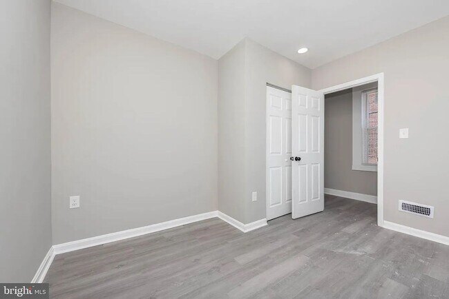 Building Photo - 3300 Ravenwood Ave