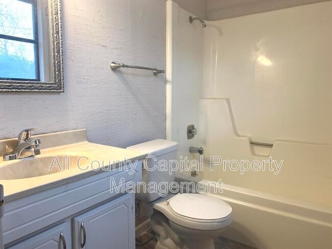 Building Photo - 609 Bissonet Ln