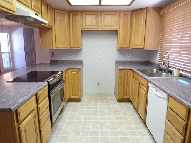 Building Photo - Charming 3 bedroom Home Near Beyer High School
