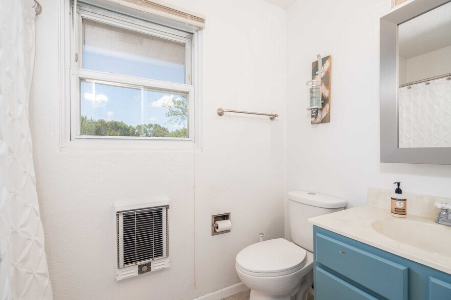 Main Bath - Upper Level - 1304 E Sylvan Cir
