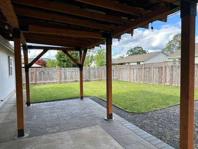 Building Photo - 3-bedroom 2 bath House