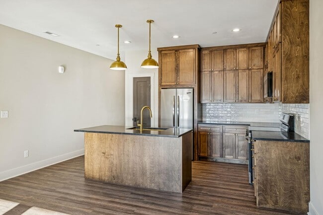 Building Photo - 120 N Main St