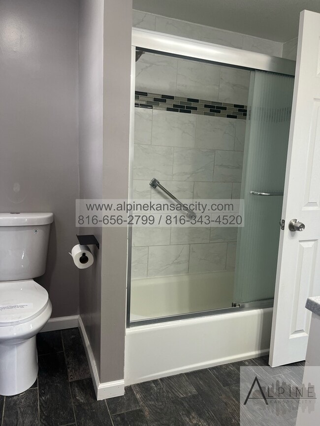 Building Photo - 5 Bedrooms, PLUS Rec Room in Gladstone!