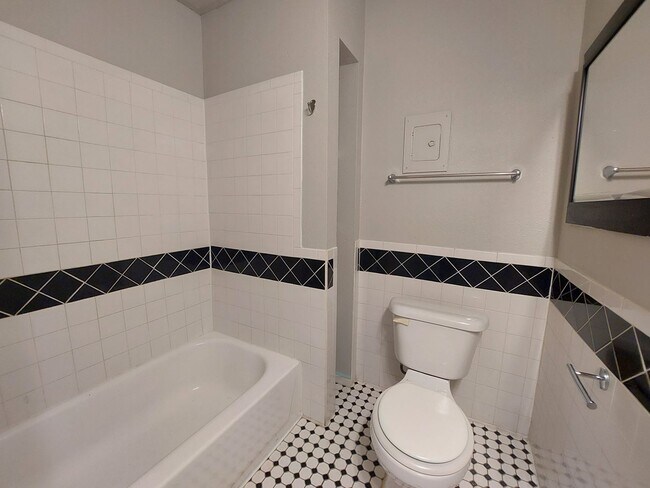 Building Photo - 455 Eleanor Ave