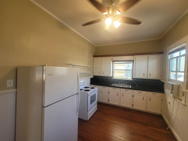 Building Photo - East End Upstairs 2 Bedroom Cottage