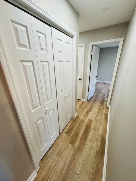 Building Photo - 4300 Brackenwood Dr