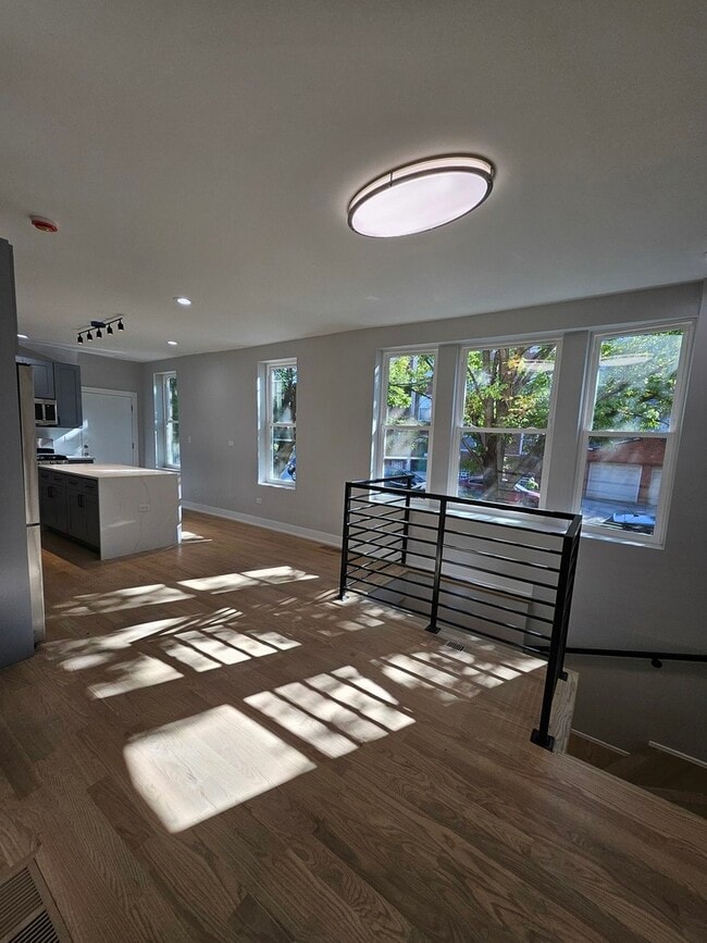 Building Photo - 901 N Francisco Ave