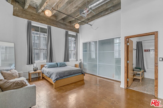 Building Photo - 312 W 5th St