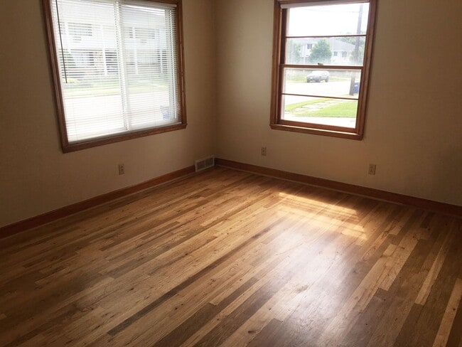 Building Photo - 3 Bedroom, 2 Bath Single Family Home with ...