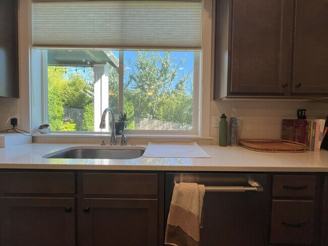 Building Photo - Expansive 4-Bedroom Home with Office, Ente...