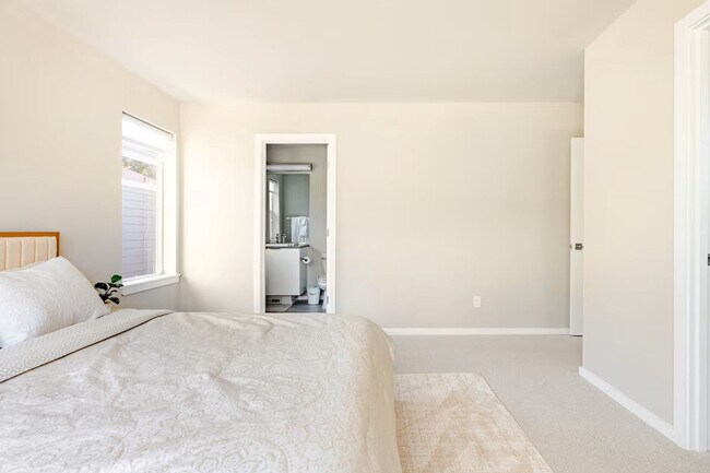 Building Photo - 4927 Amherst Way SW