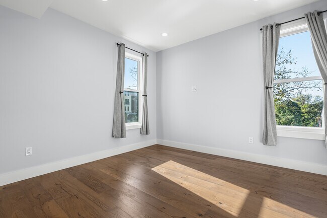 Building Photo - 3850 Washington St