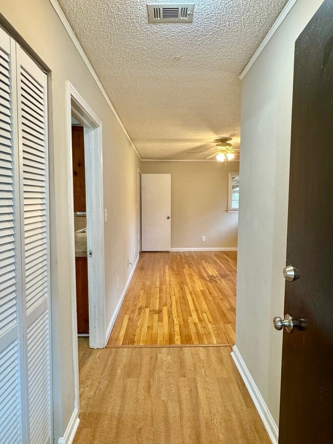 Building Photo - Adorable 3-Bedroom Home in Lakeview Heights