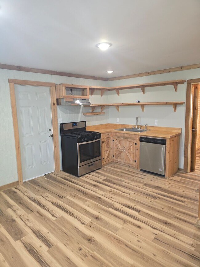 Building Photo - Hilltop Retreat with Stunning Views – Fully Remodeled 3BR/2BA Home