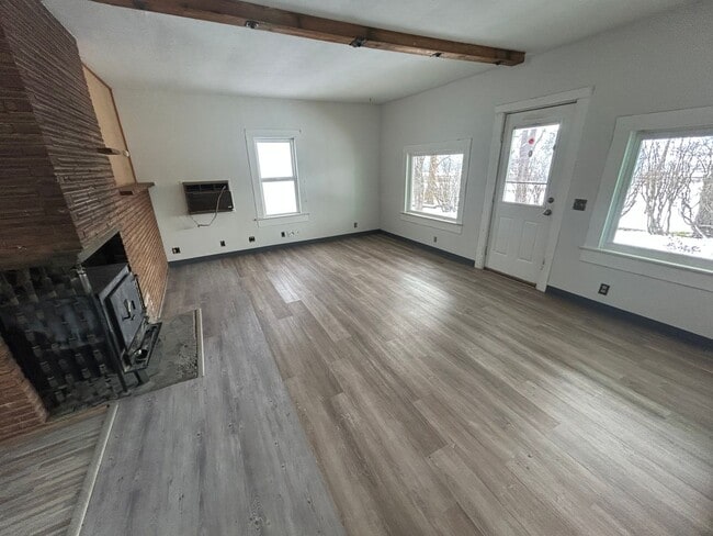 Building Photo - Charming 3 bed/1 bath country home on 5 acres with barn & small shop.