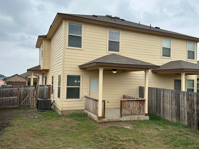 Building Photo - Luxury Townhome