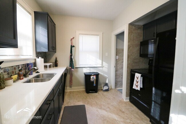 Building Photo - Awesome 4 bedroom 2 bathroom home located ...