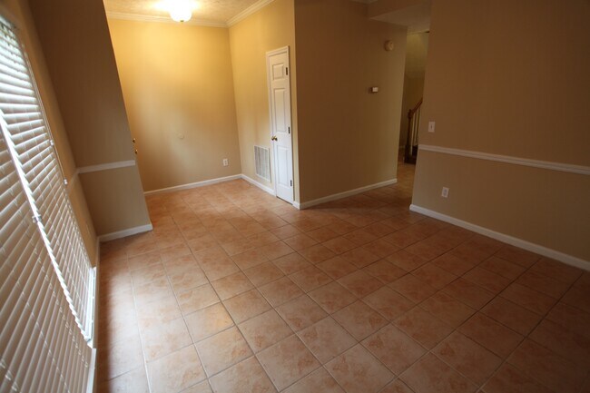 Building Photo - 3Bed/2Bath Residential House Available in August!