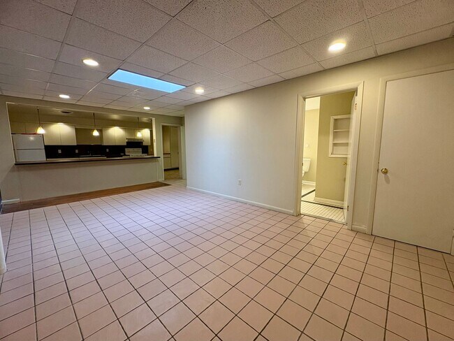 Building Photo - 1325 W Poplar St