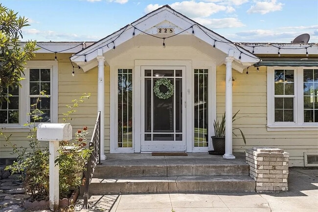 Building Photo - 228 Jacaranda Pl