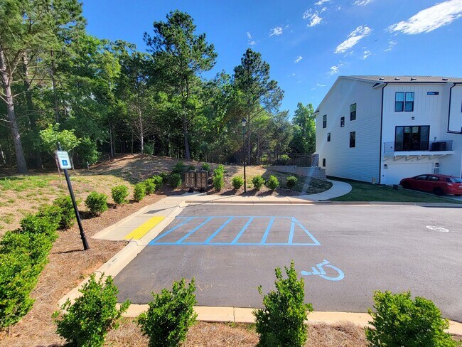 Building Photo - 645 District Ct