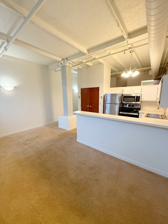 Building Photo - 1133 W 9th St