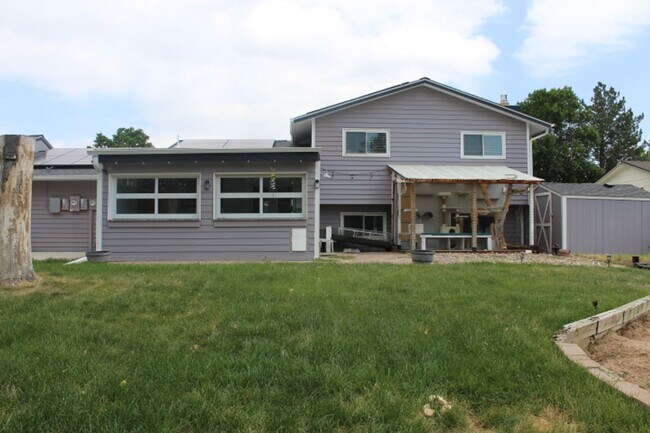 Building Photo - Columbine Hills - 3 BR/2 1/2 BA Home!