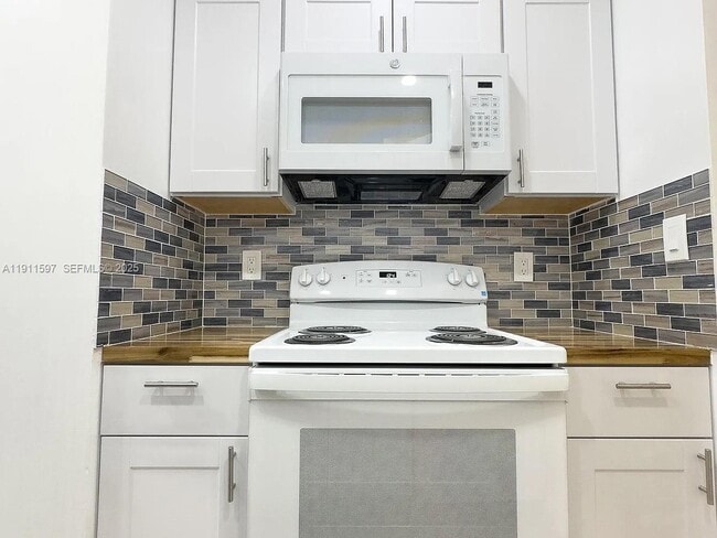 Building Photo - 1201 Lake Victoria Dr