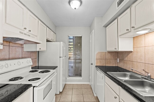 Building Photo - 2202 16th Ave N