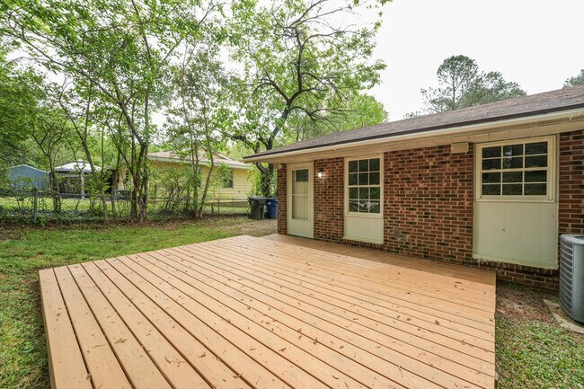 Building Photo - 508 Solar Dr