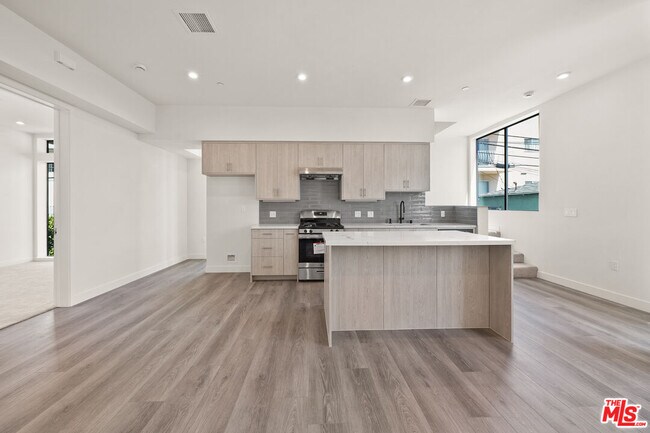 Building Photo - 1204 N Orange Grove Ave