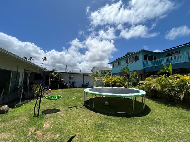 Building Photo - Beautifully Renovated Kailua Home | Walk t...